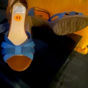 New sandals, jeans/light brown